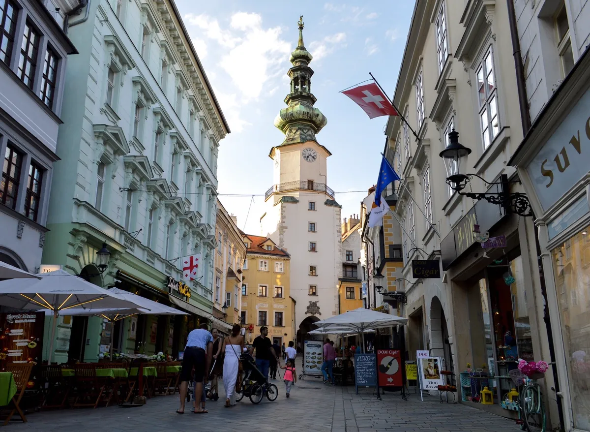 Michalská brána a Michalská ulica — v okolí je najviac úschovní batožiny v Bratislave